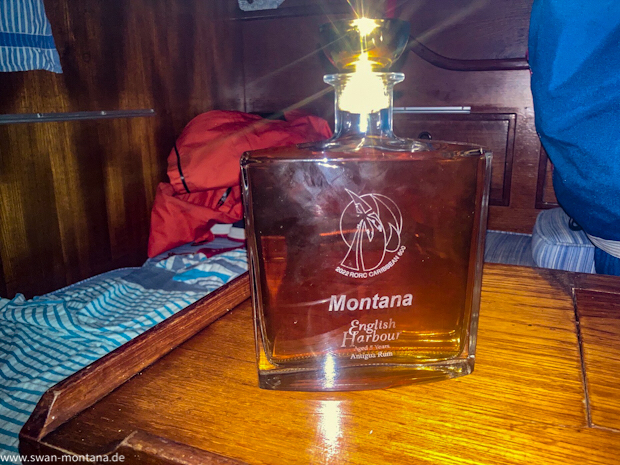 Eine Flasche für die erfolgreiche Teilnahme an der RORC600, SY Montana, Swan 48 