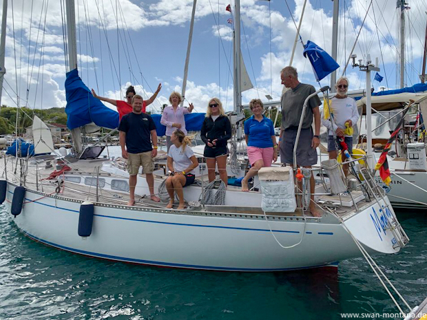 SY Montana, Swan 48 und Crew nach dem Tagessieg am 2. Wettfahrttag der Antigua Classic Yacht Regatta
